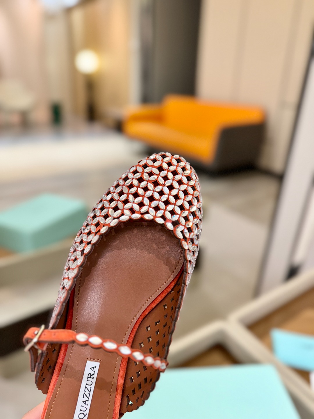 Aquazzura 🍍🍍「不追光，自己织一条星河走路」「他们说高跟才性感，我偏用平底鞋画出光的形状」「低