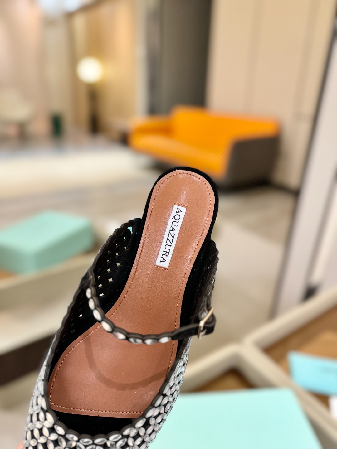 Aquazzura 🍍🍍「不追光，自己织一条星河走路」「他们说高跟才性感，我偏用平底鞋画出光的形状」「低