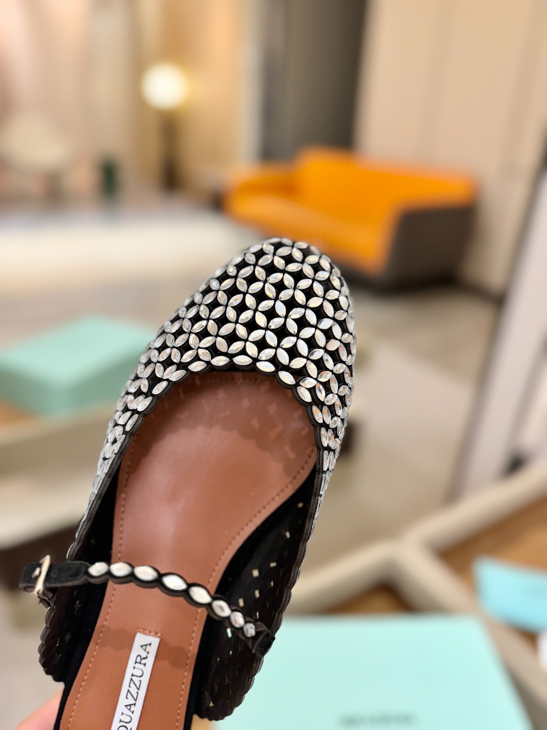 Aquazzura 🍍🍍「不追光，自己织一条星河走路」「他们说高跟才性感，我偏用平底鞋画出光的形状」「低