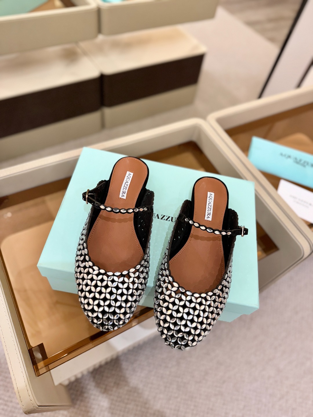 Aquazzura 🍍🍍「不追光，自己织一条星河走路」「他们说高跟才性感，我偏用平底鞋画出光的形状」「低