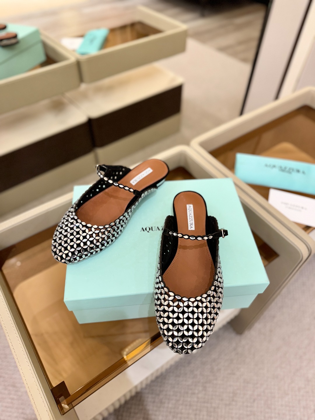 Aquazzura 🍍🍍「不追光，自己织一条星河走路」「他们说高跟才性感，我偏用平底鞋画出光的形状」「低