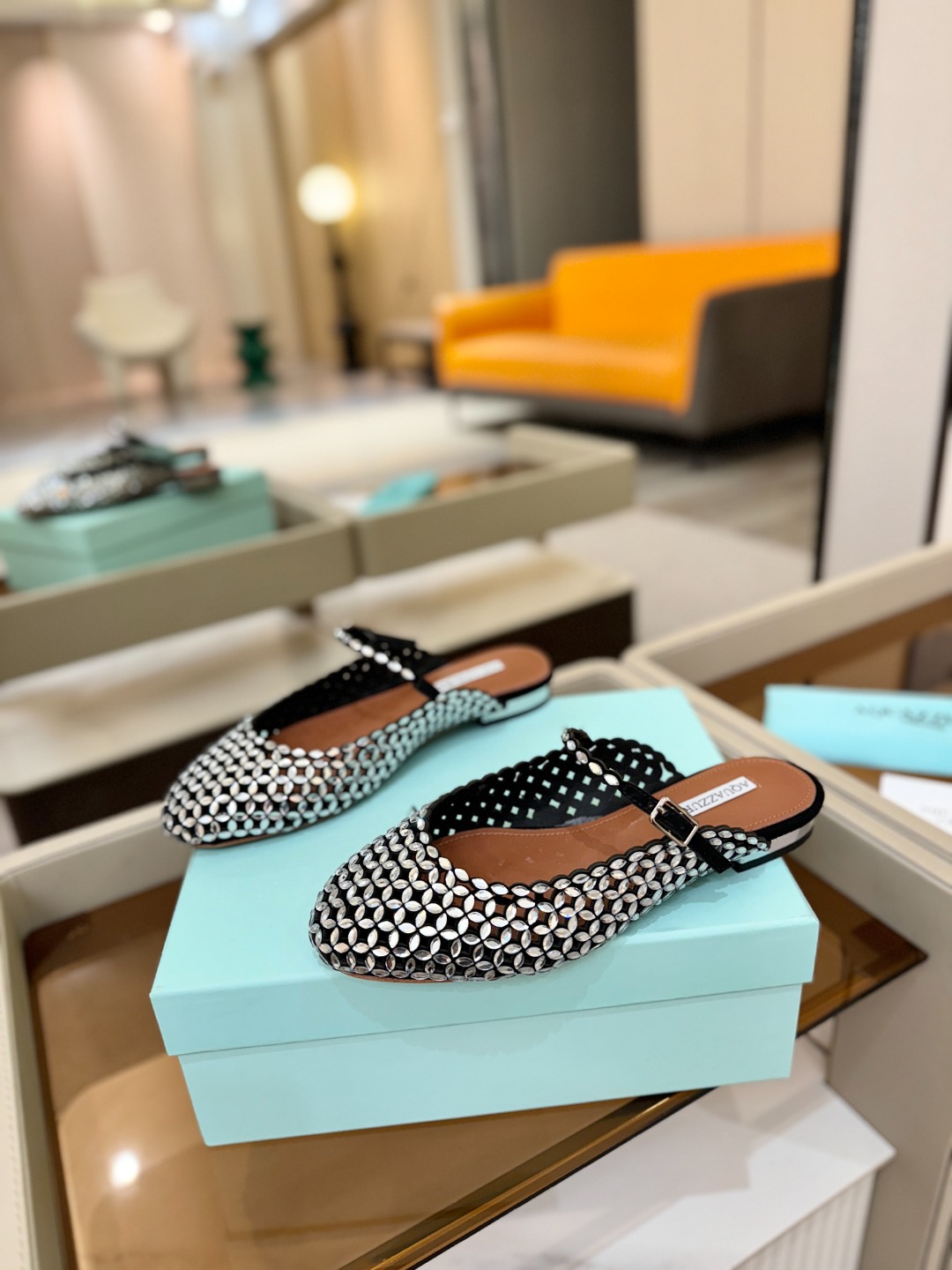 Aquazzura 🍍🍍「不追光，自己织一条星河走路」「他们说高跟才性感，我偏用平底鞋画出光的形状」「低