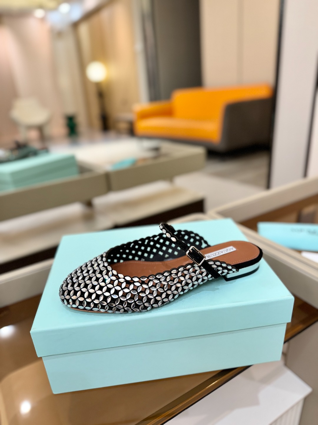 Aquazzura 🍍🍍「不追光，自己织一条星河走路」「他们说高跟才性感，我偏用平底鞋画出光的形状」「低