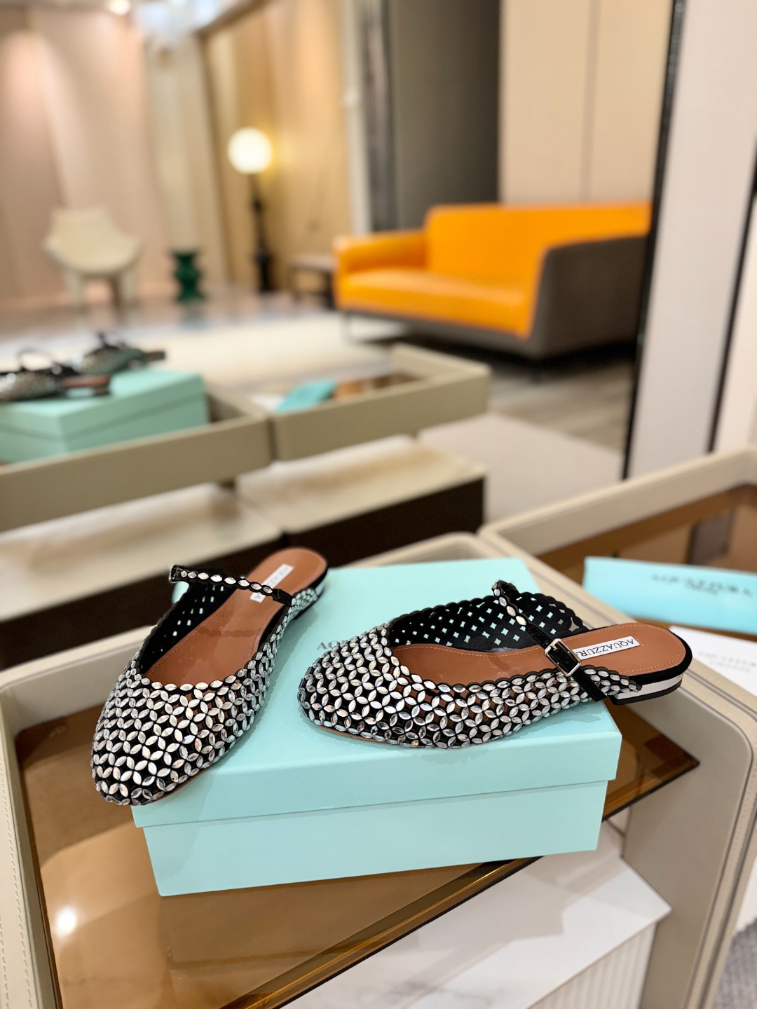 Aquazzura 🍍🍍「不追光，自己织一条星河走路」「他们说高跟才性感，我偏用平底鞋画出光的形状」「低