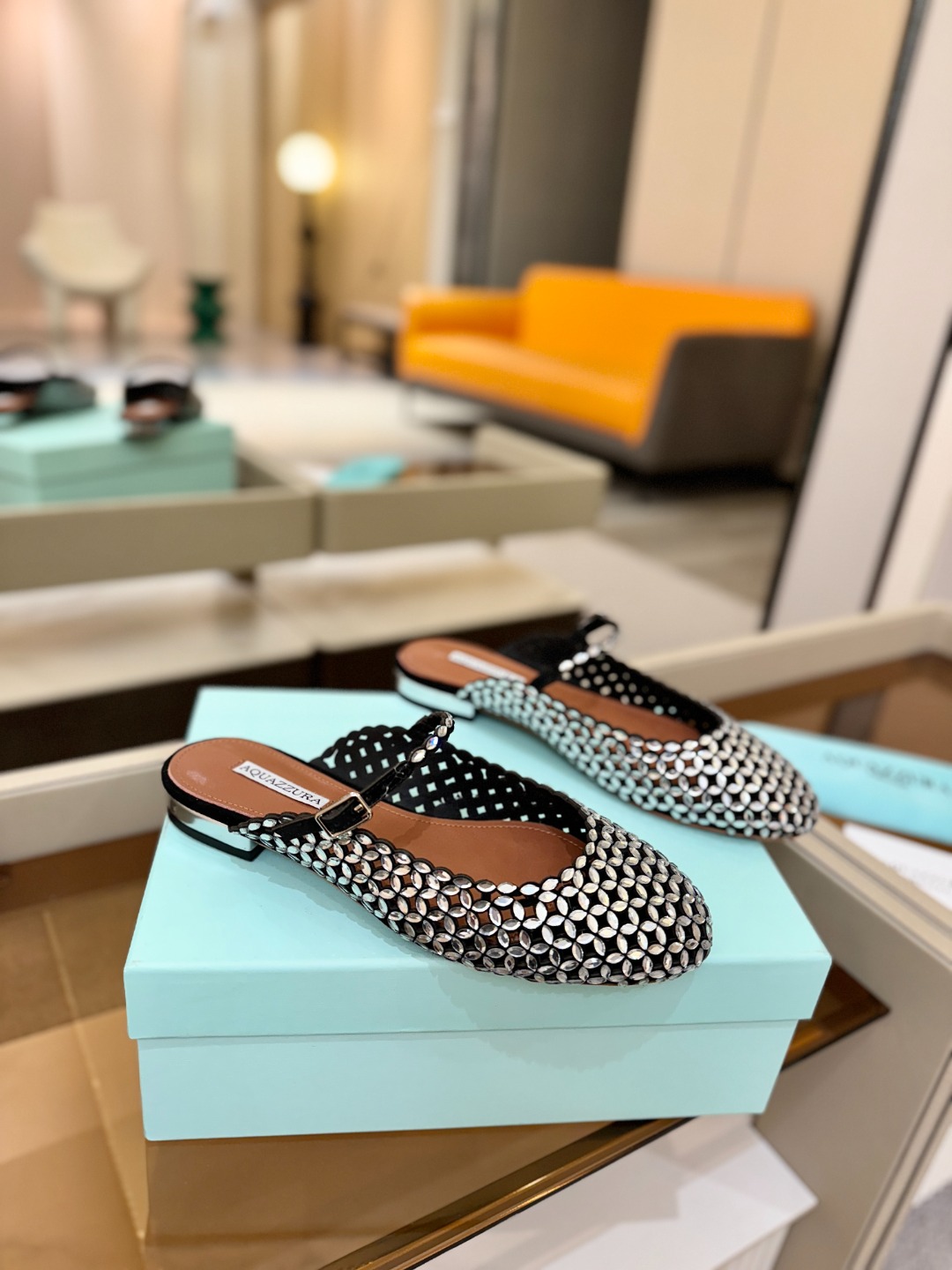 Aquazzura 🍍🍍「不追光，自己织一条星河走路」「他们说高跟才性感，我偏用平底鞋画出光的形状」「低