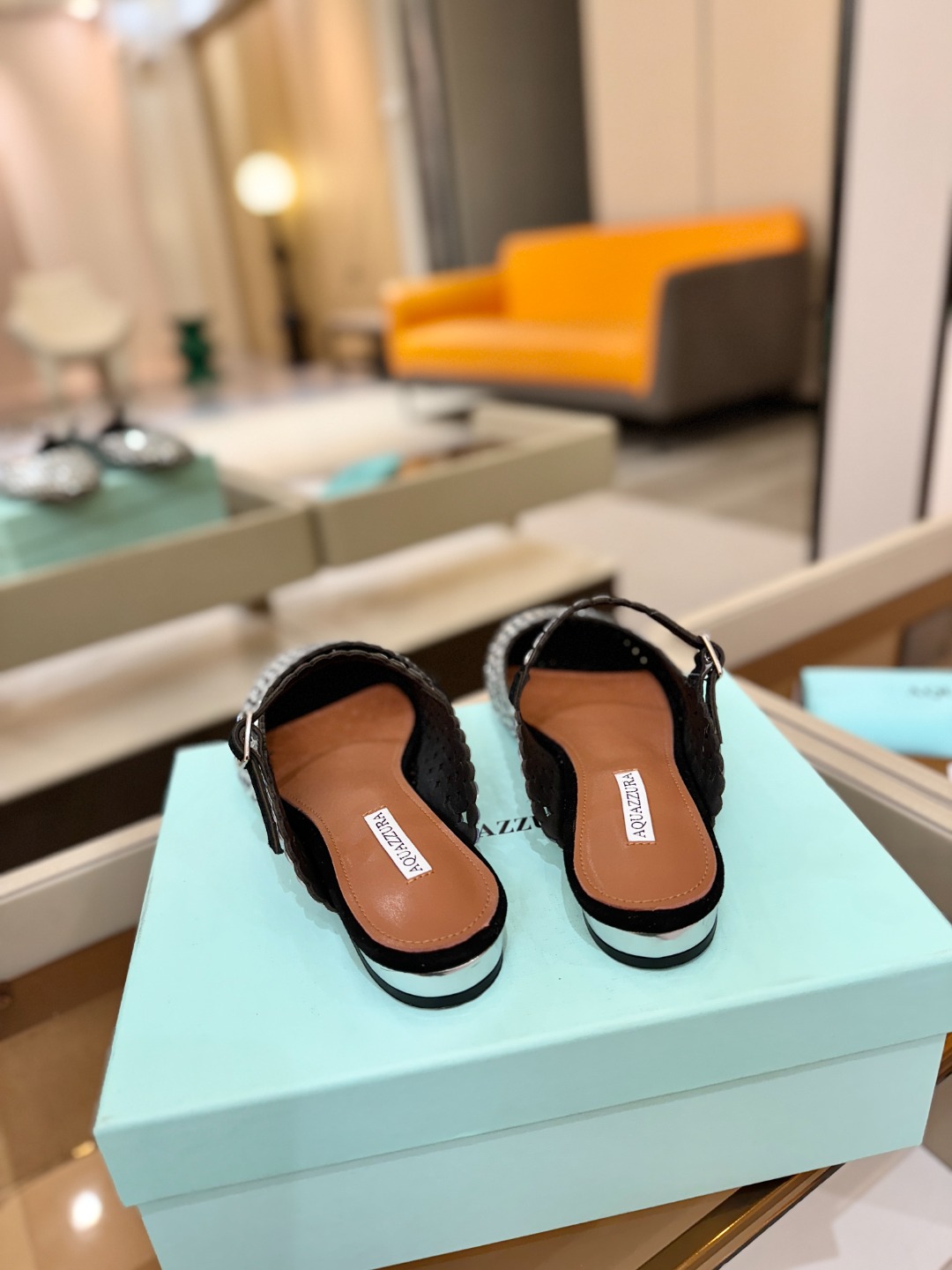 Aquazzura 🍍🍍「不追光，自己织一条星河走路」「他们说高跟才性感，我偏用平底鞋画出光的形状」「低