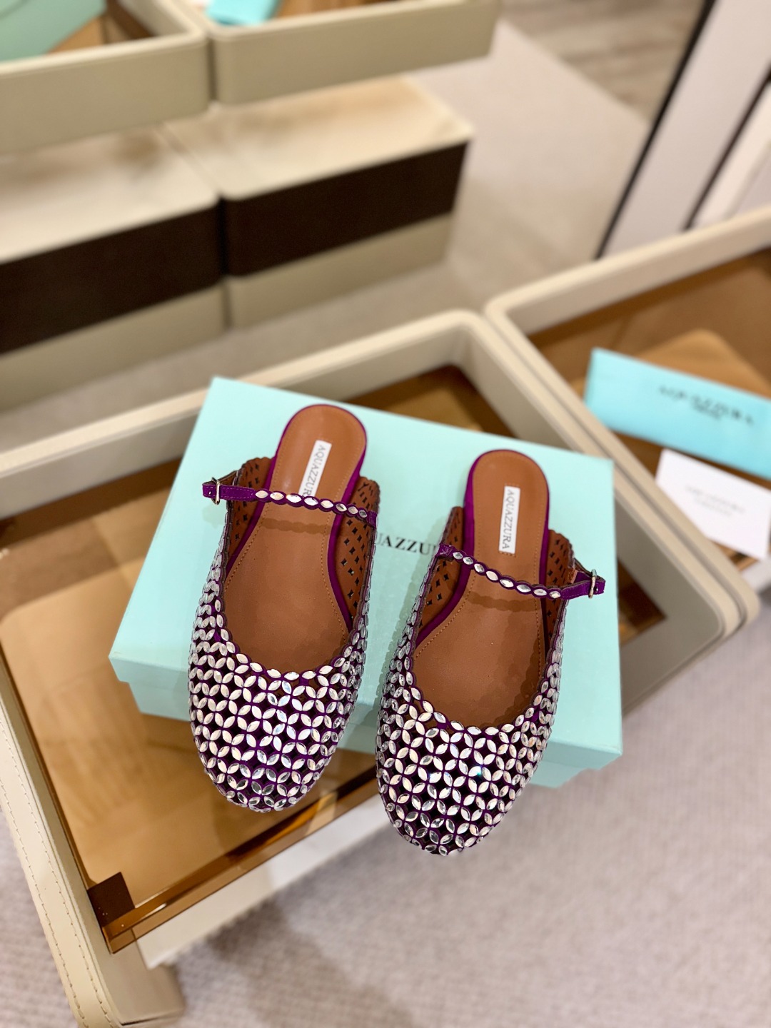 Aquazzura 🍍🍍「不追光，自己织一条星河走路」「他们说高跟才性感，我偏用平底鞋画出光的形状」「低