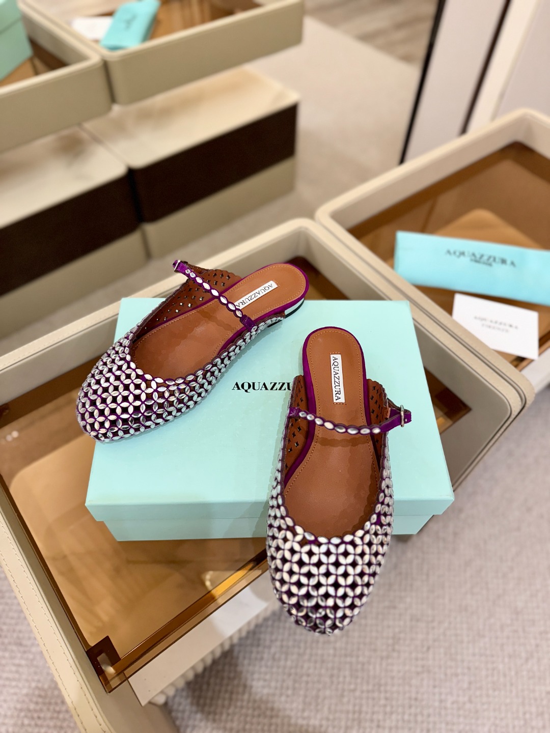 Aquazzura 🍍🍍「不追光，自己织一条星河走路」「他们说高跟才性感，我偏用平底鞋画出光的形状」「低