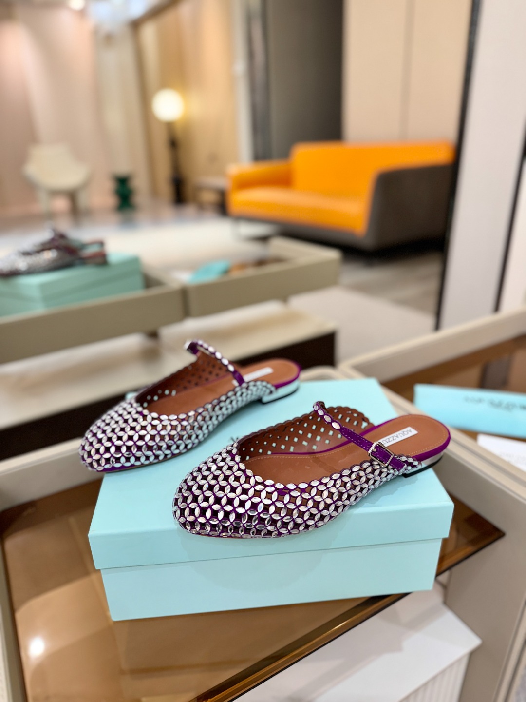 Aquazzura 🍍🍍「不追光，自己织一条星河走路」「他们说高跟才性感，我偏用平底鞋画出光的形状」「低