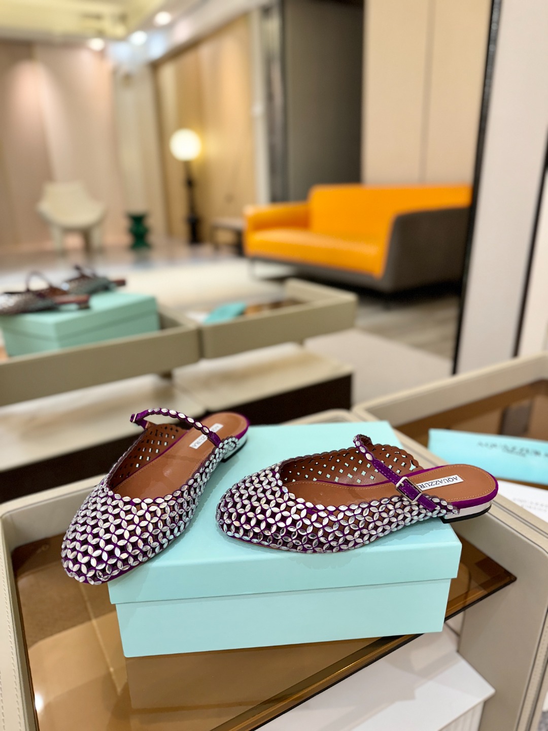 Aquazzura 🍍🍍「不追光，自己织一条星河走路」「他们说高跟才性感，我偏用平底鞋画出光的形状」「低