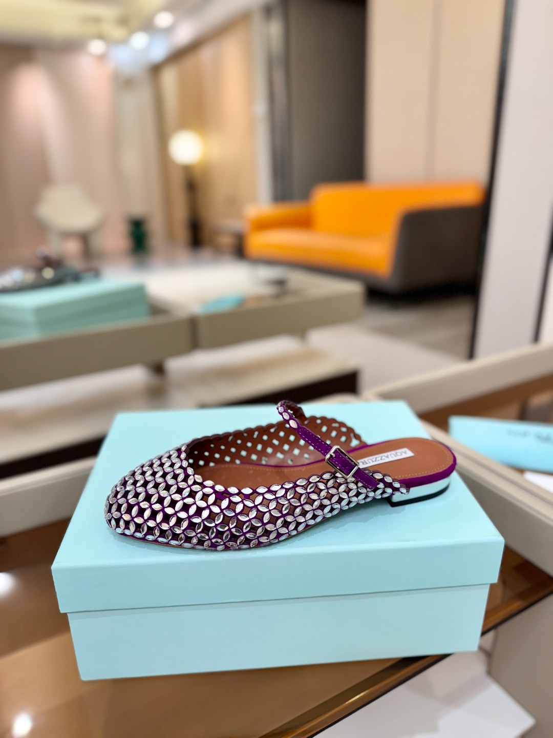 Aquazzura 🍍🍍「不追光，自己织一条星河走路」「他们说高跟才性感，我偏用平底鞋画出光的形状」「低