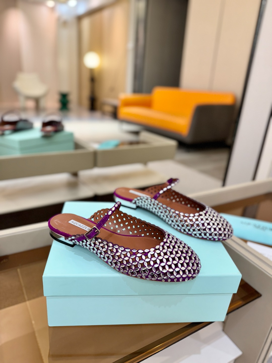 Aquazzura 🍍🍍「不追光，自己织一条星河走路」「他们说高跟才性感，我偏用平底鞋画出光的形状」「低