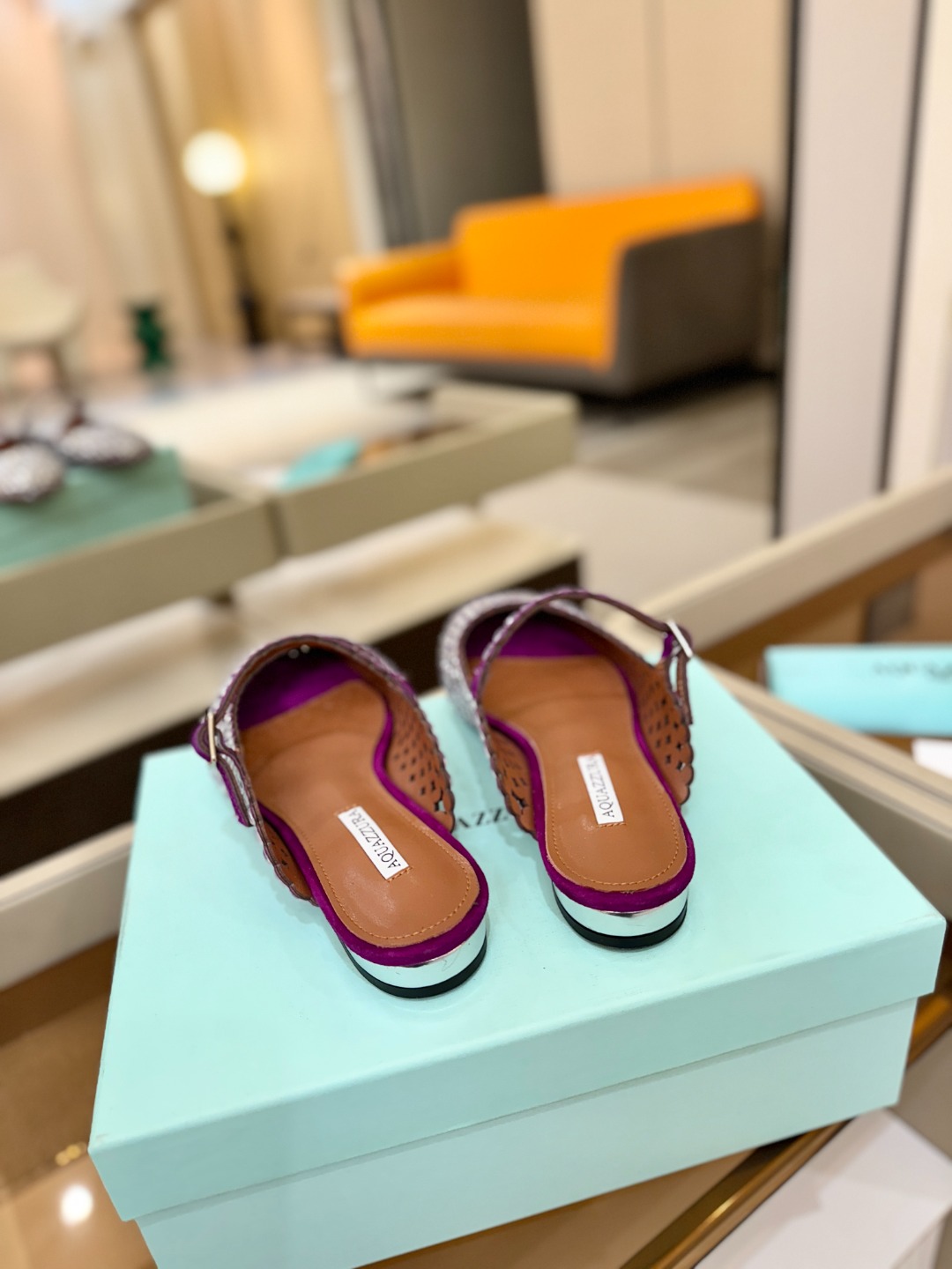 Aquazzura 🍍🍍「不追光，自己织一条星河走路」「他们说高跟才性感，我偏用平底鞋画出光的形状」「低