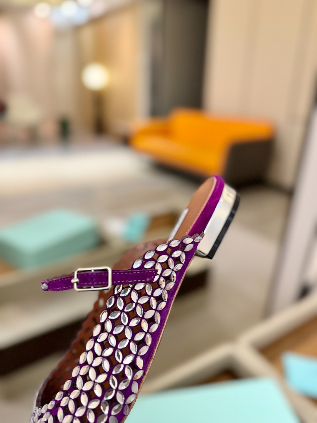 Aquazzura 🍍🍍「不追光，自己织一条星河走路」「他们说高跟才性感，我偏用平底鞋画出光的形状」「低