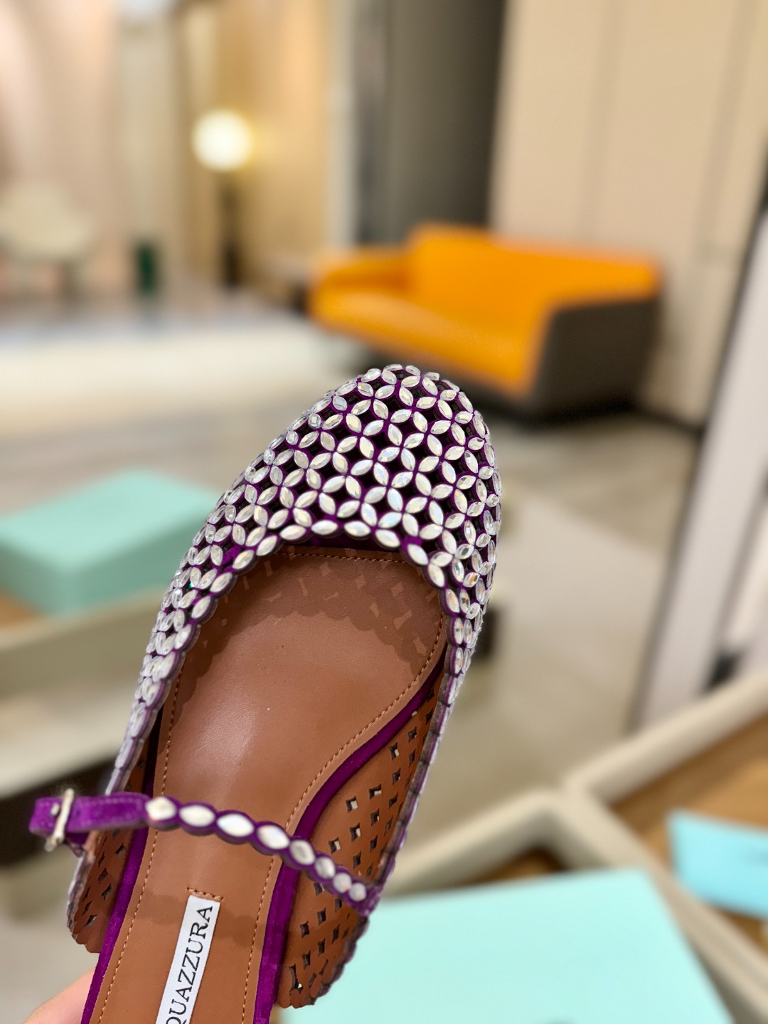 Aquazzura 🍍🍍「不追光，自己织一条星河走路」「他们说高跟才性感，我偏用平底鞋画出光的形状」「低