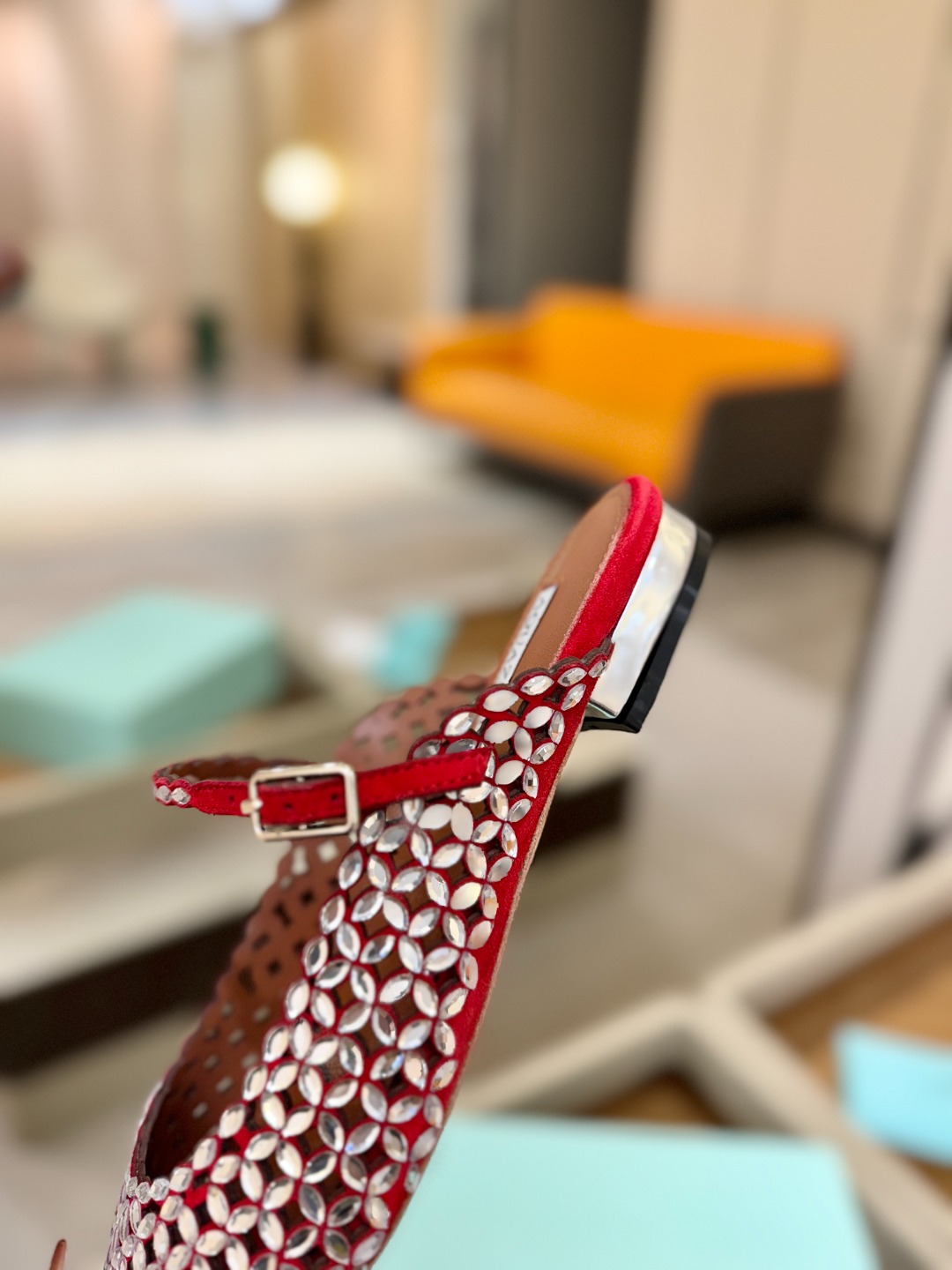 Aquazzura 🍍🍍「不追光，自己织一条星河走路」「他们说高跟才性感，我偏用平底鞋画出光的形状」「低