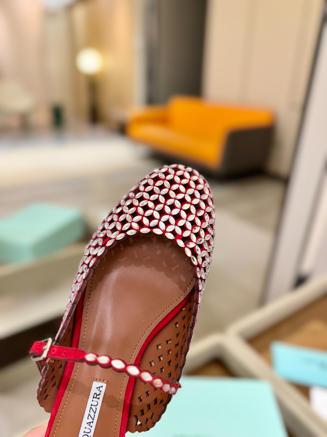 Aquazzura 🍍🍍「不追光，自己织一条星河走路」「他们说高跟才性感，我偏用平底鞋画出光的形状」「低