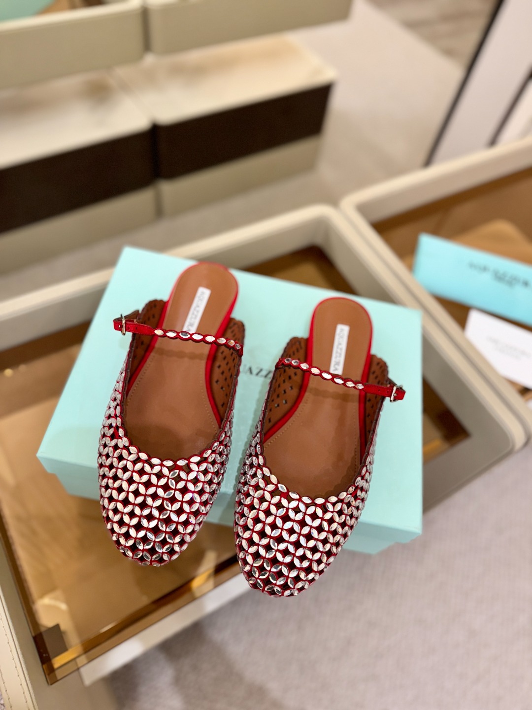Aquazzura 🍍🍍「不追光，自己织一条星河走路」「他们说高跟才性感，我偏用平底鞋画出光的形状」「低