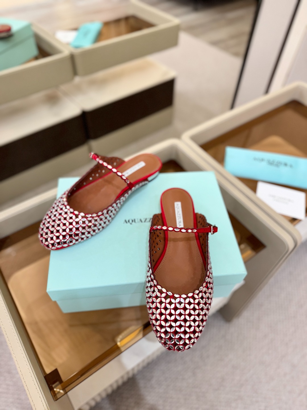 Aquazzura 🍍🍍「不追光，自己织一条星河走路」「他们说高跟才性感，我偏用平底鞋画出光的形状」「低