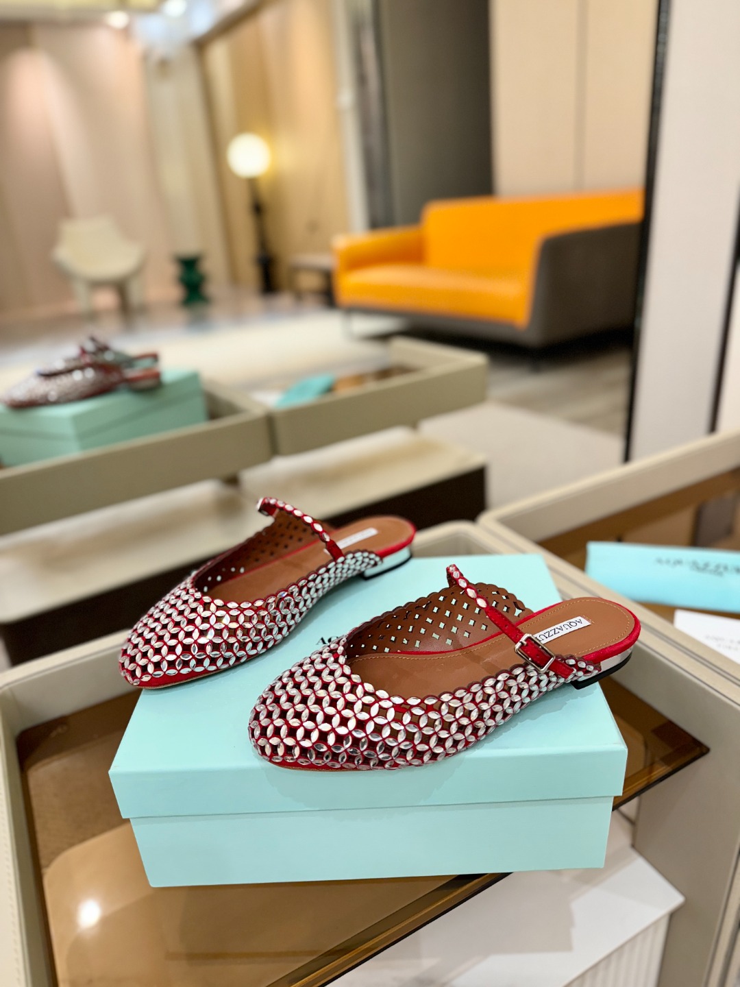 Aquazzura 🍍🍍「不追光，自己织一条星河走路」「他们说高跟才性感，我偏用平底鞋画出光的形状」「低