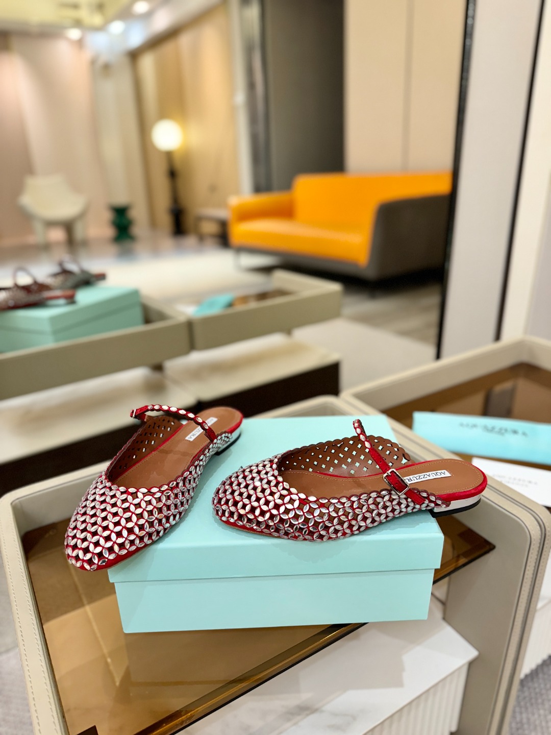 Aquazzura 🍍🍍「不追光，自己织一条星河走路」「他们说高跟才性感，我偏用平底鞋画出光的形状」「低