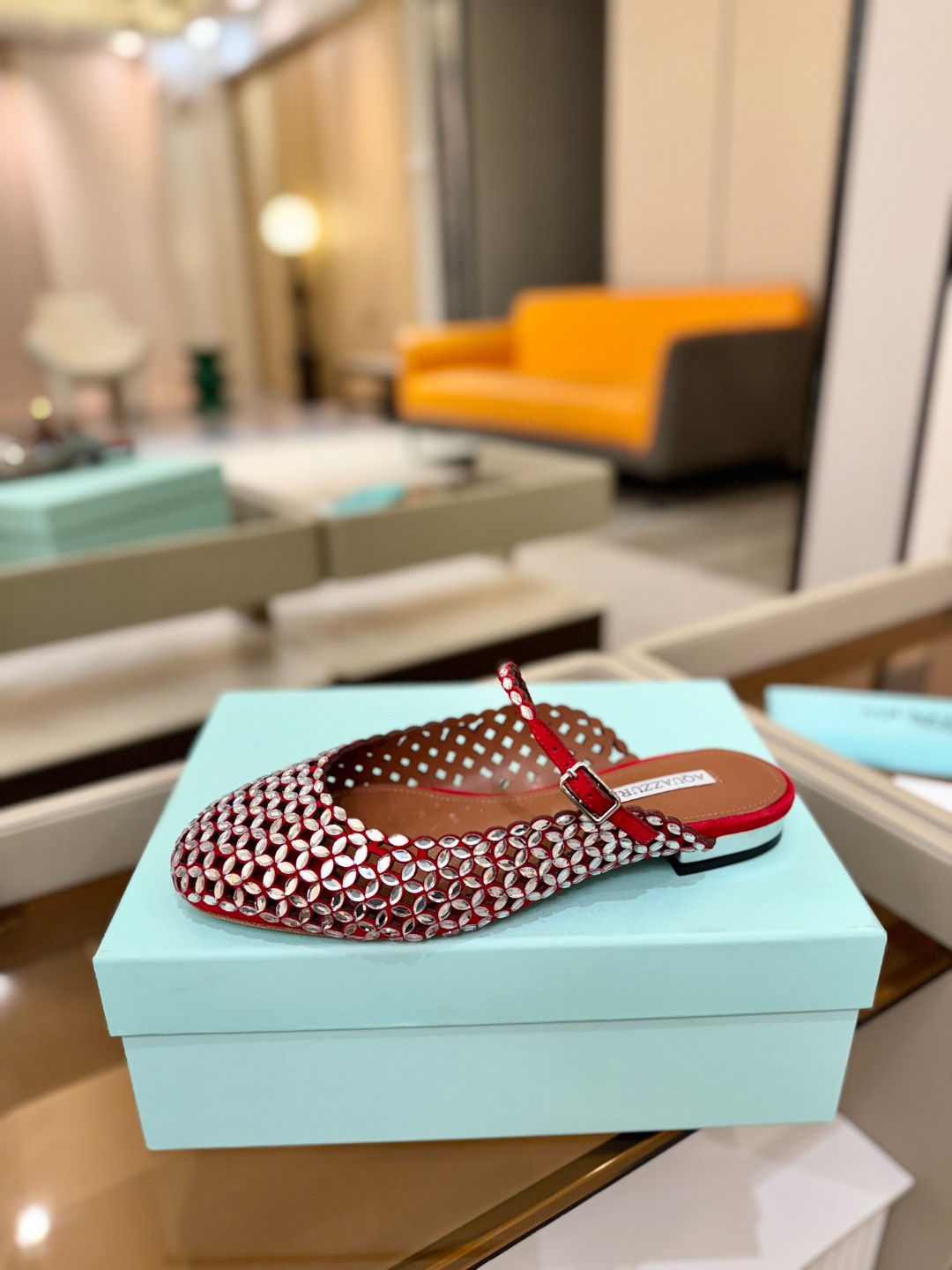 Aquazzura 🍍🍍「不追光，自己织一条星河走路」「他们说高跟才性感，我偏用平底鞋画出光的形状」「低