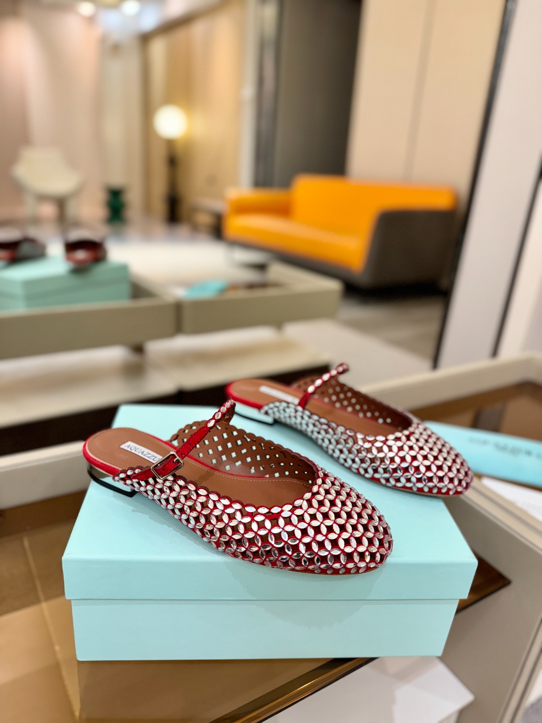 Aquazzura 🍍🍍「不追光，自己织一条星河走路」「他们说高跟才性感，我偏用平底鞋画出光的形状」「低