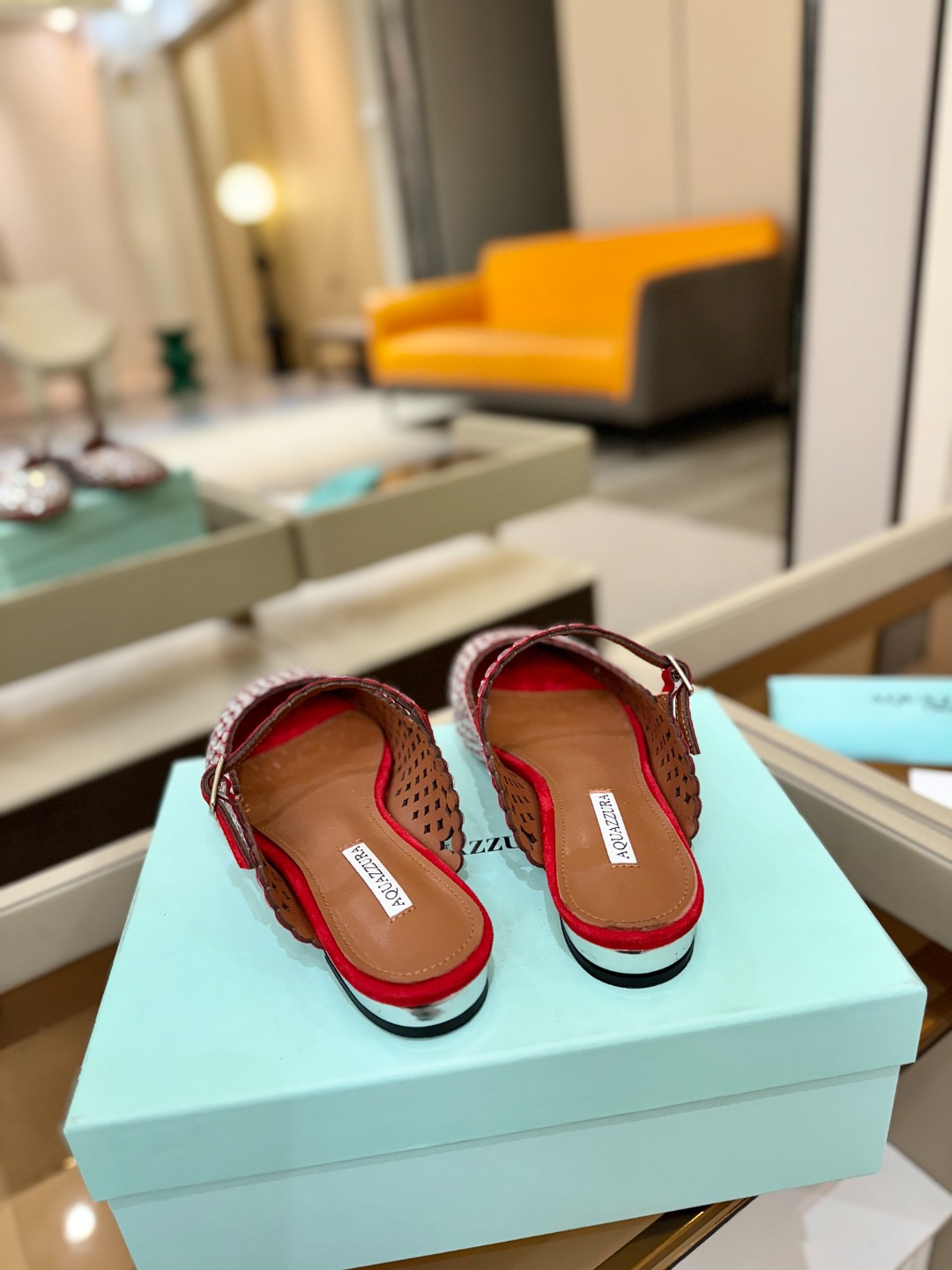 Aquazzura 🍍🍍「不追光，自己织一条星河走路」「他们说高跟才性感，我偏用平底鞋画出光的形状」「低