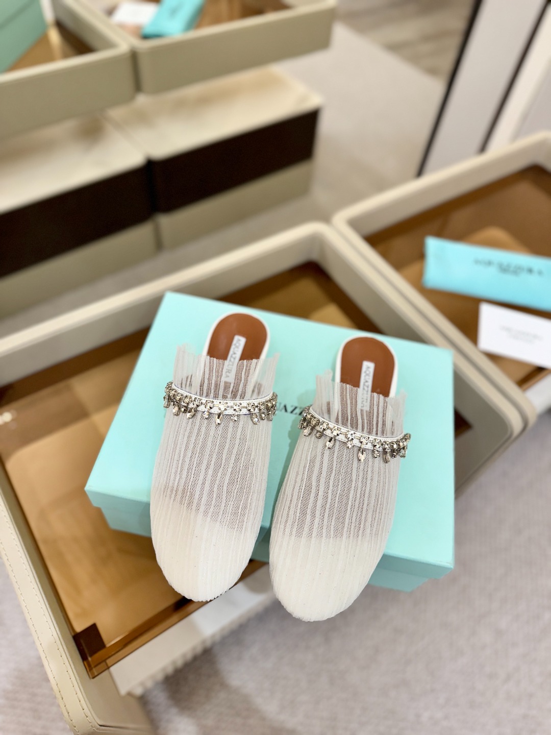 Aquazzura 🍍🍍「不追光，自己织一条星河走路」「他们说高跟才性感，我偏用平底鞋画出光的形状」「低