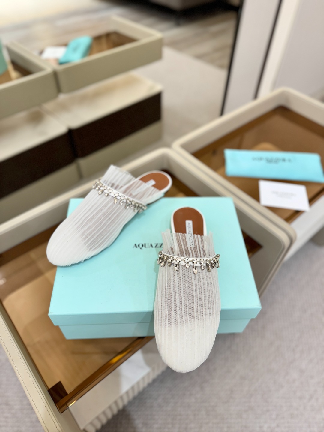 Aquazzura 🍍🍍「不追光，自己织一条星河走路」「他们说高跟才性感，我偏用平底鞋画出光的形状」「低