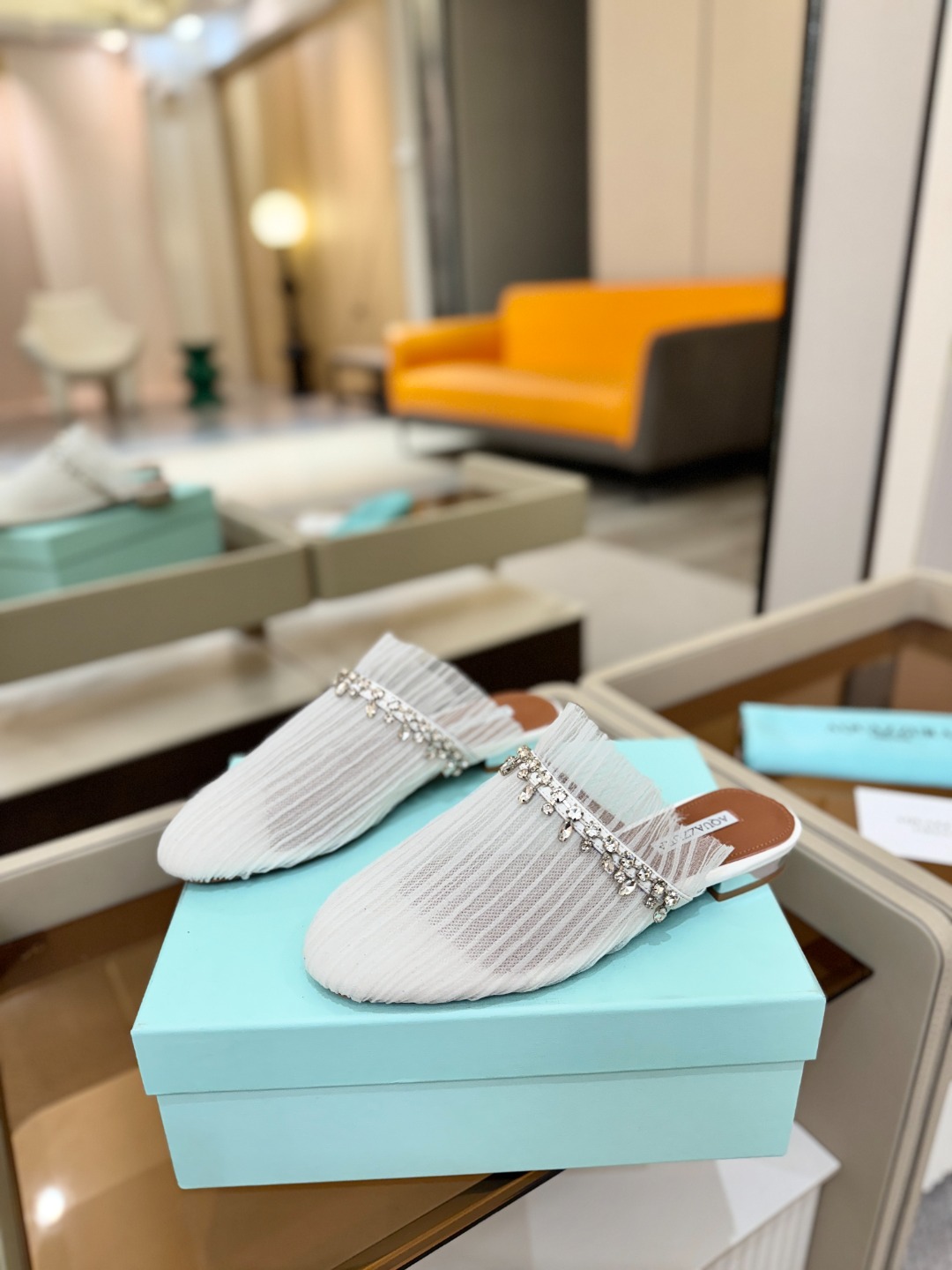 Aquazzura 🍍🍍「不追光，自己织一条星河走路」「他们说高跟才性感，我偏用平底鞋画出光的形状」「低