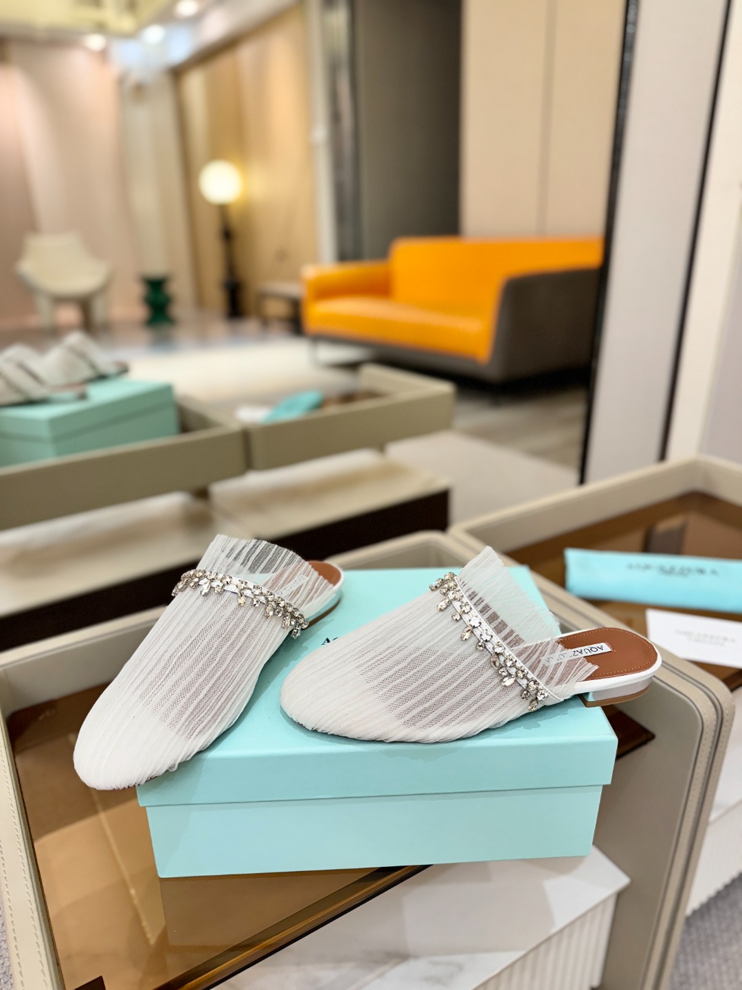 Aquazzura 🍍🍍「不追光，自己织一条星河走路」「他们说高跟才性感，我偏用平底鞋画出光的形状」「低