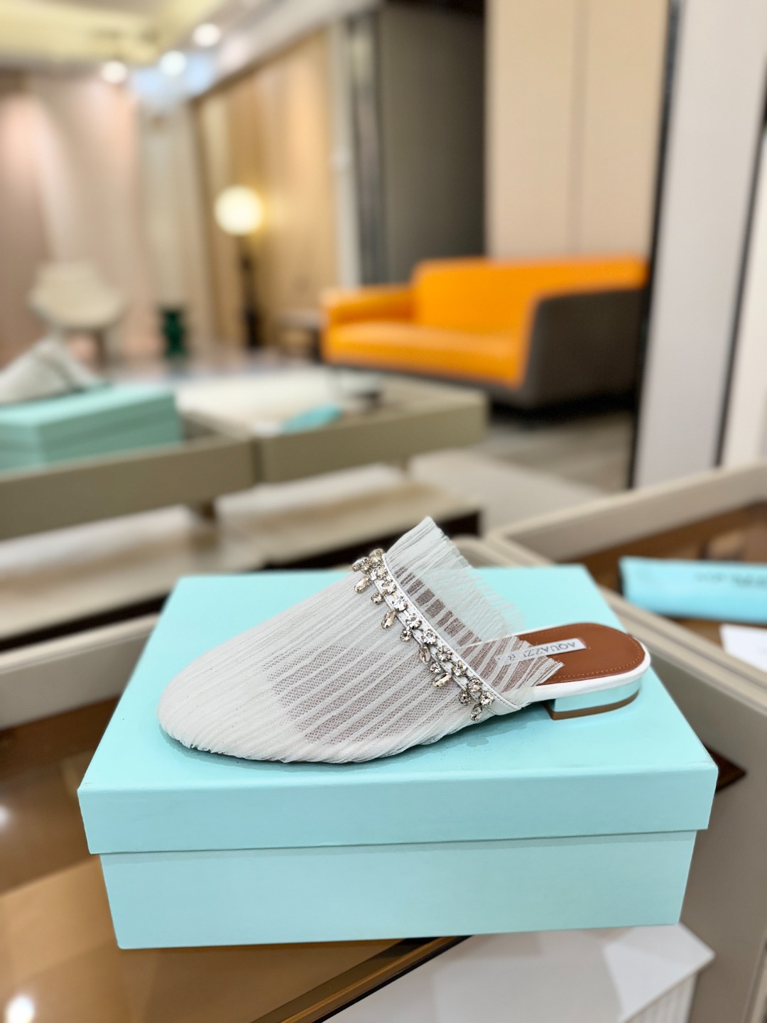 Aquazzura 🍍🍍「不追光，自己织一条星河走路」「他们说高跟才性感，我偏用平底鞋画出光的形状」「低