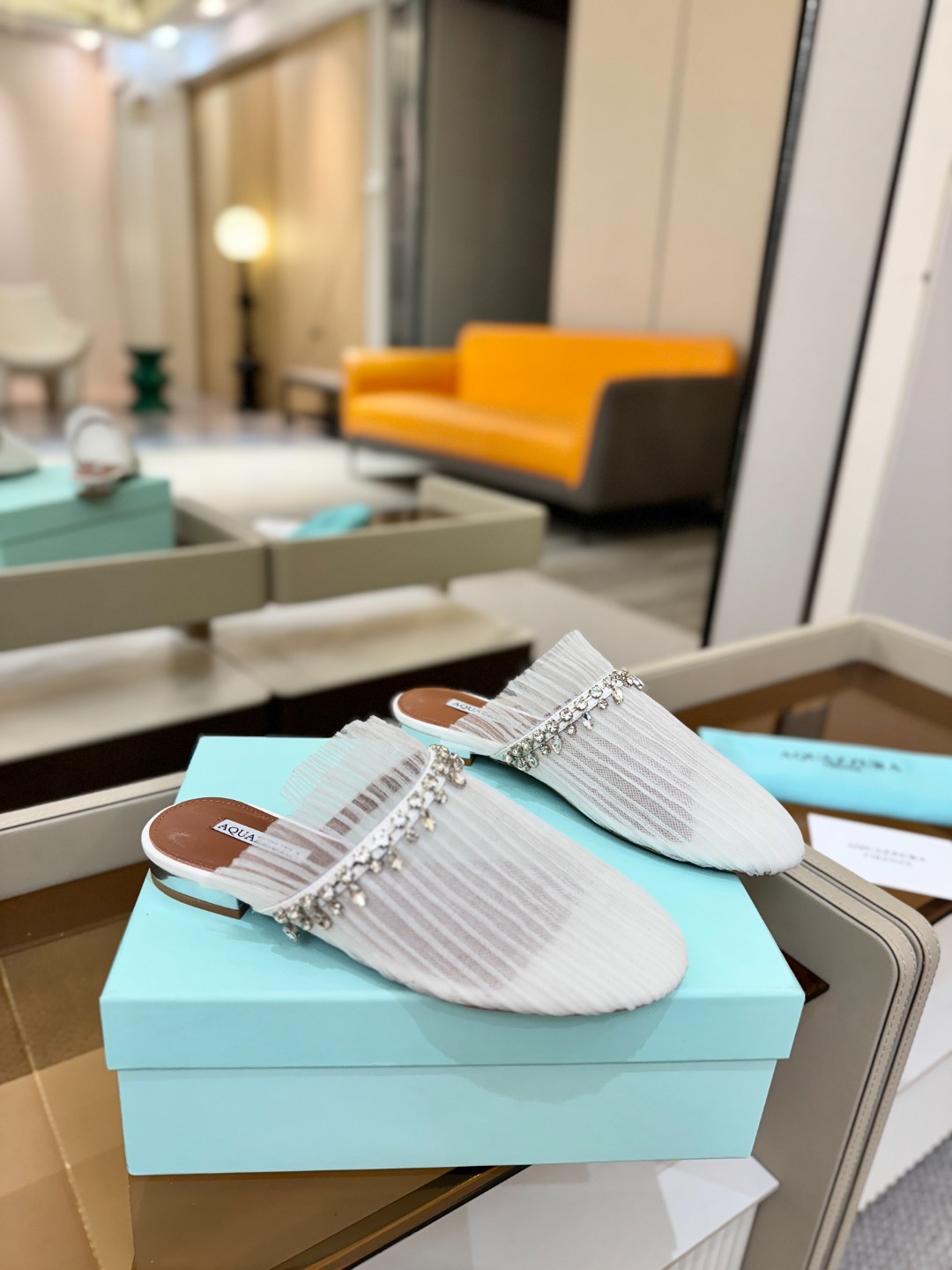 Aquazzura 🍍🍍「不追光，自己织一条星河走路」「他们说高跟才性感，我偏用平底鞋画出光的形状」「低