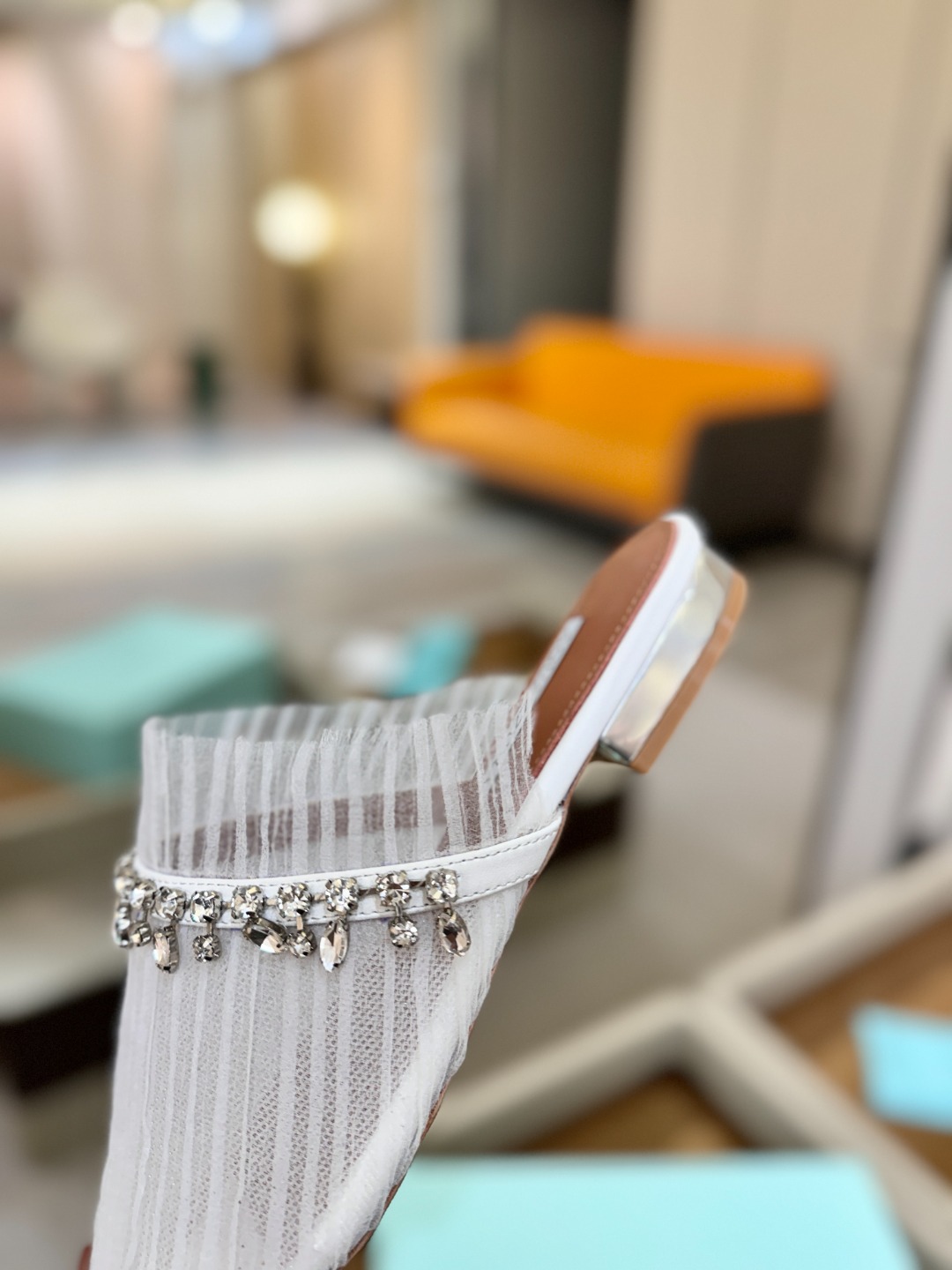 Aquazzura 🍍🍍「不追光，自己织一条星河走路」「他们说高跟才性感，我偏用平底鞋画出光的形状」「低