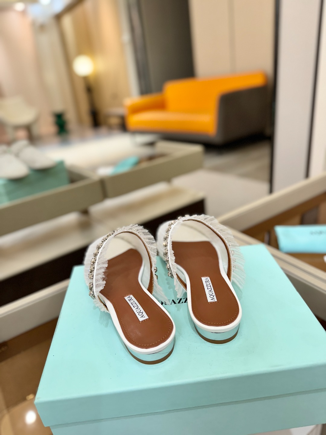 Aquazzura 🍍🍍「不追光，自己织一条星河走路」「他们说高跟才性感，我偏用平底鞋画出光的形状」「低