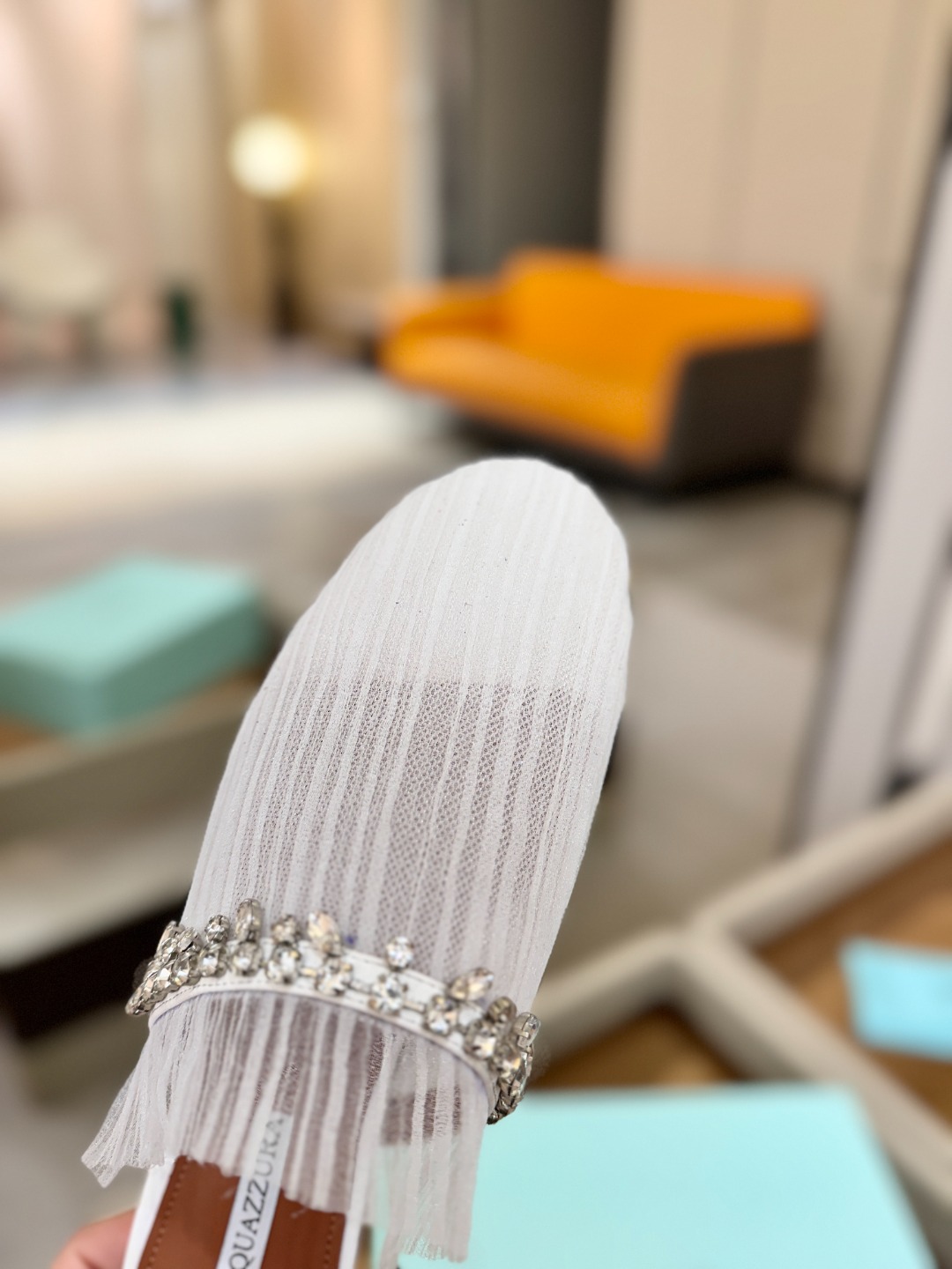 Aquazzura 🍍🍍「不追光，自己织一条星河走路」「他们说高跟才性感，我偏用平底鞋画出光的形状」「低