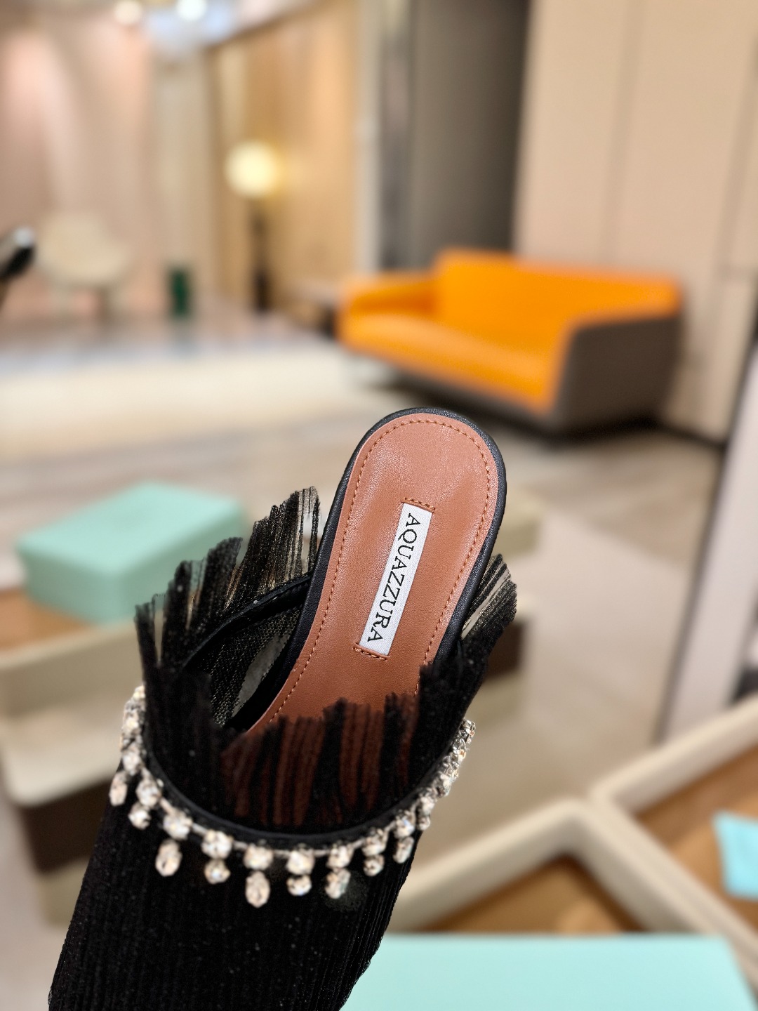 Aquazzura 🍍🍍「不追光，自己织一条星河走路」「他们说高跟才性感，我偏用平底鞋画出光的形状」「低