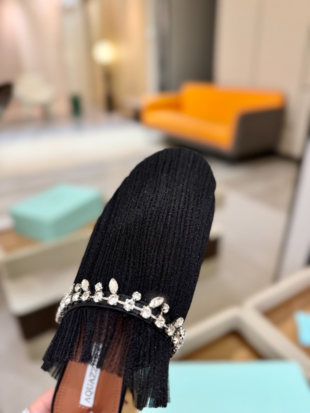 Aquazzura 🍍🍍「不追光，自己织一条星河走路」「他们说高跟才性感，我偏用平底鞋画出光的形状」「低