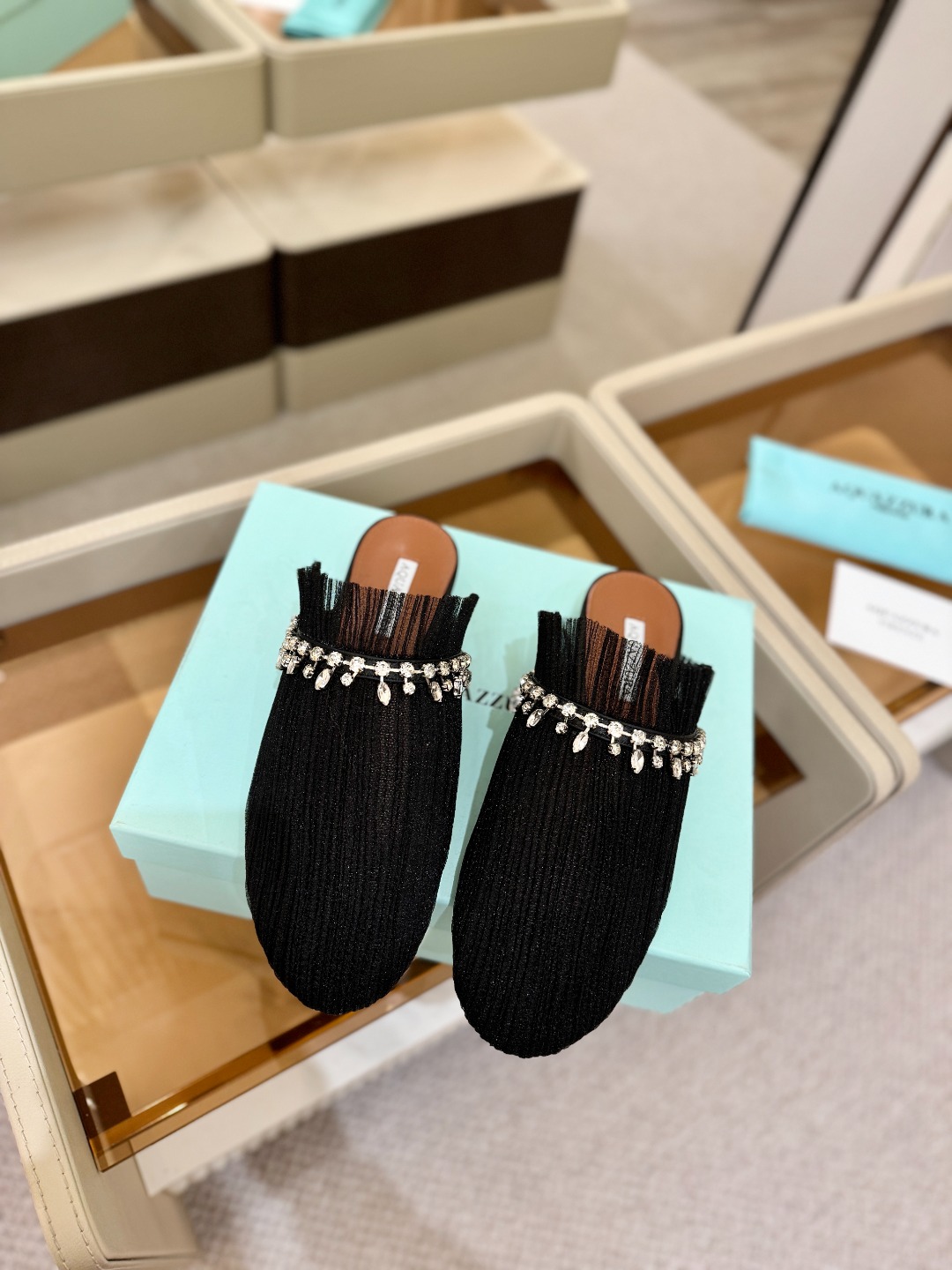 Aquazzura 🍍🍍「不追光，自己织一条星河走路」「他们说高跟才性感，我偏用平底鞋画出光的形状」「低