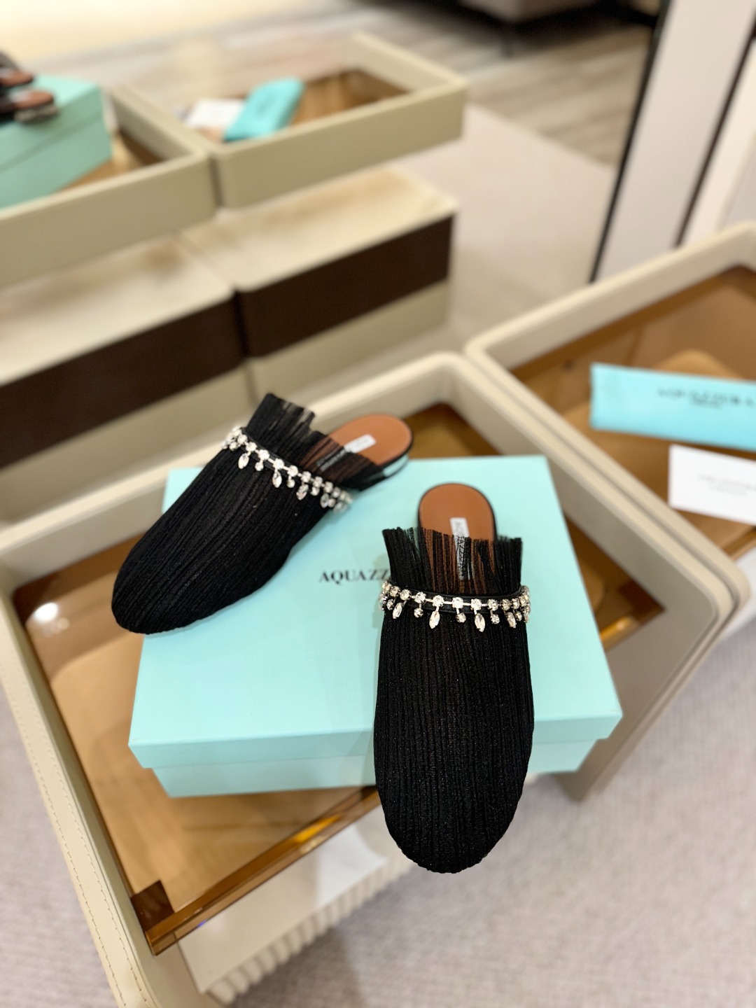 Aquazzura 🍍🍍「不追光，自己织一条星河走路」「他们说高跟才性感，我偏用平底鞋画出光的形状」「低