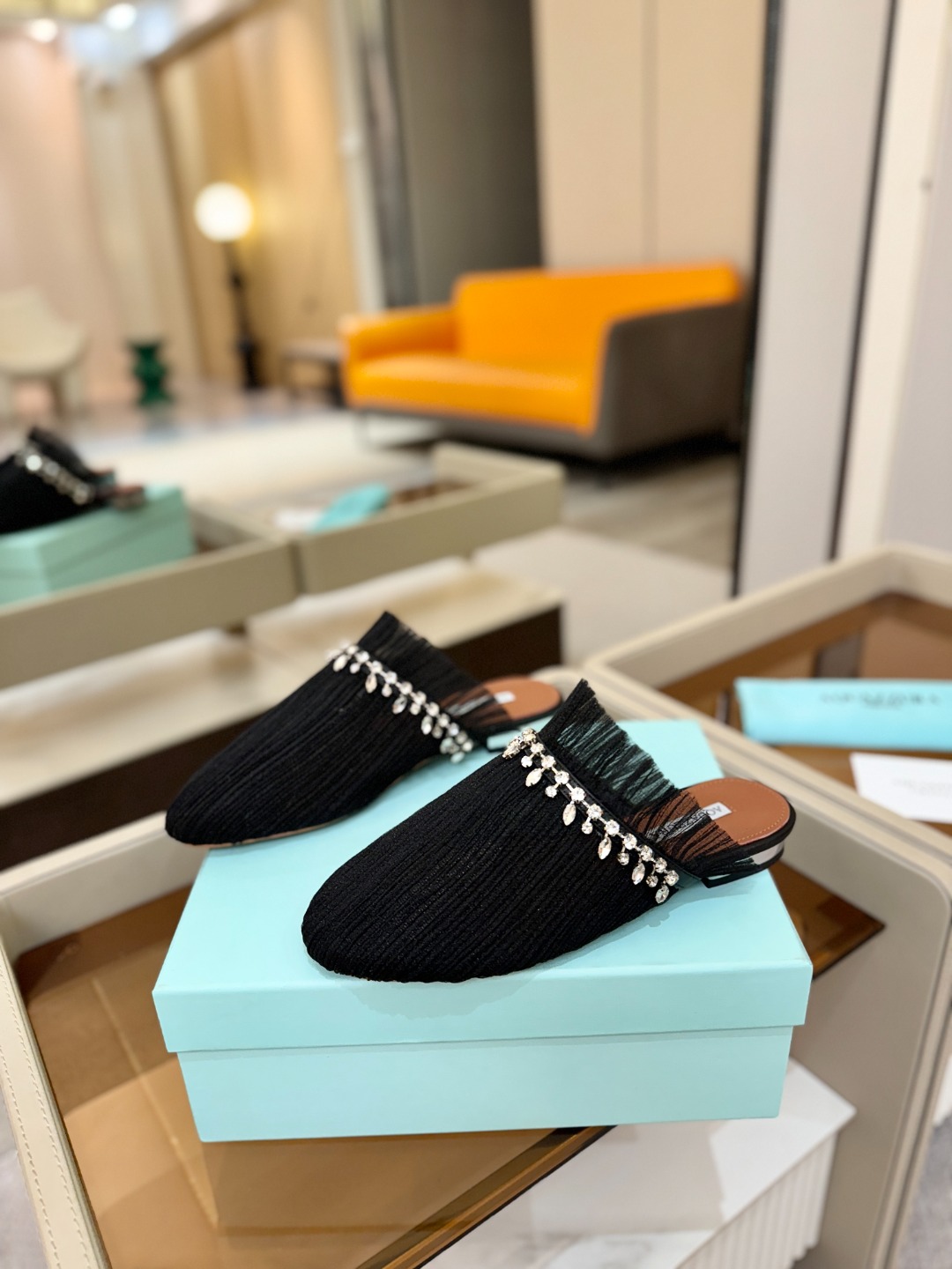Aquazzura 🍍🍍「不追光，自己织一条星河走路」「他们说高跟才性感，我偏用平底鞋画出光的形状」「低