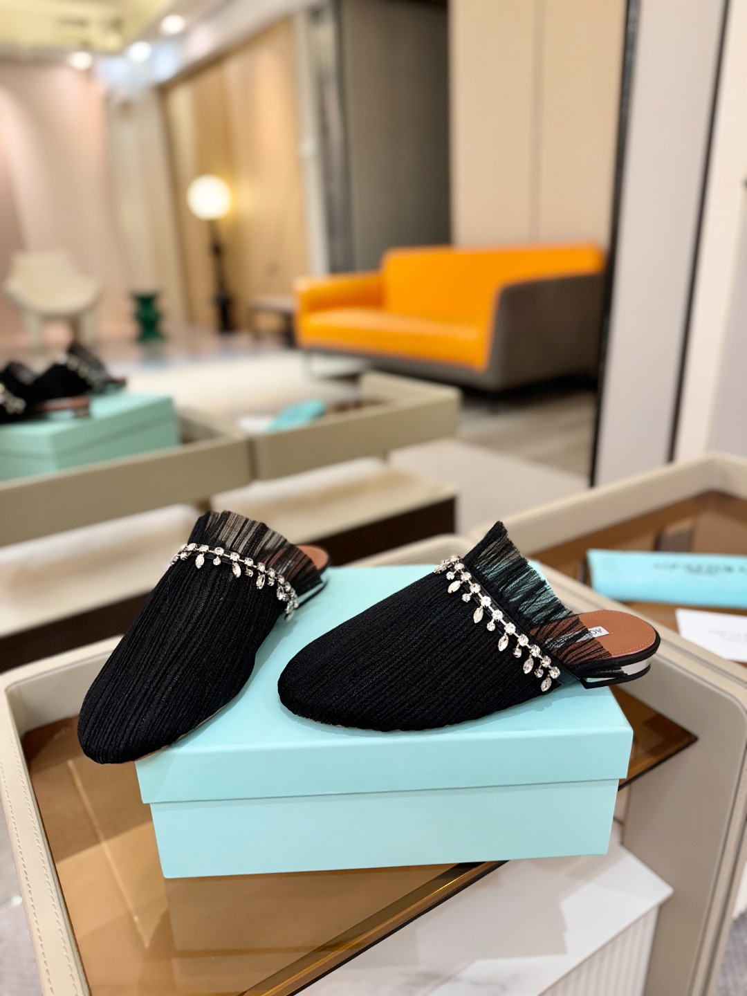 Aquazzura 🍍🍍「不追光，自己织一条星河走路」「他们说高跟才性感，我偏用平底鞋画出光的形状」「低
