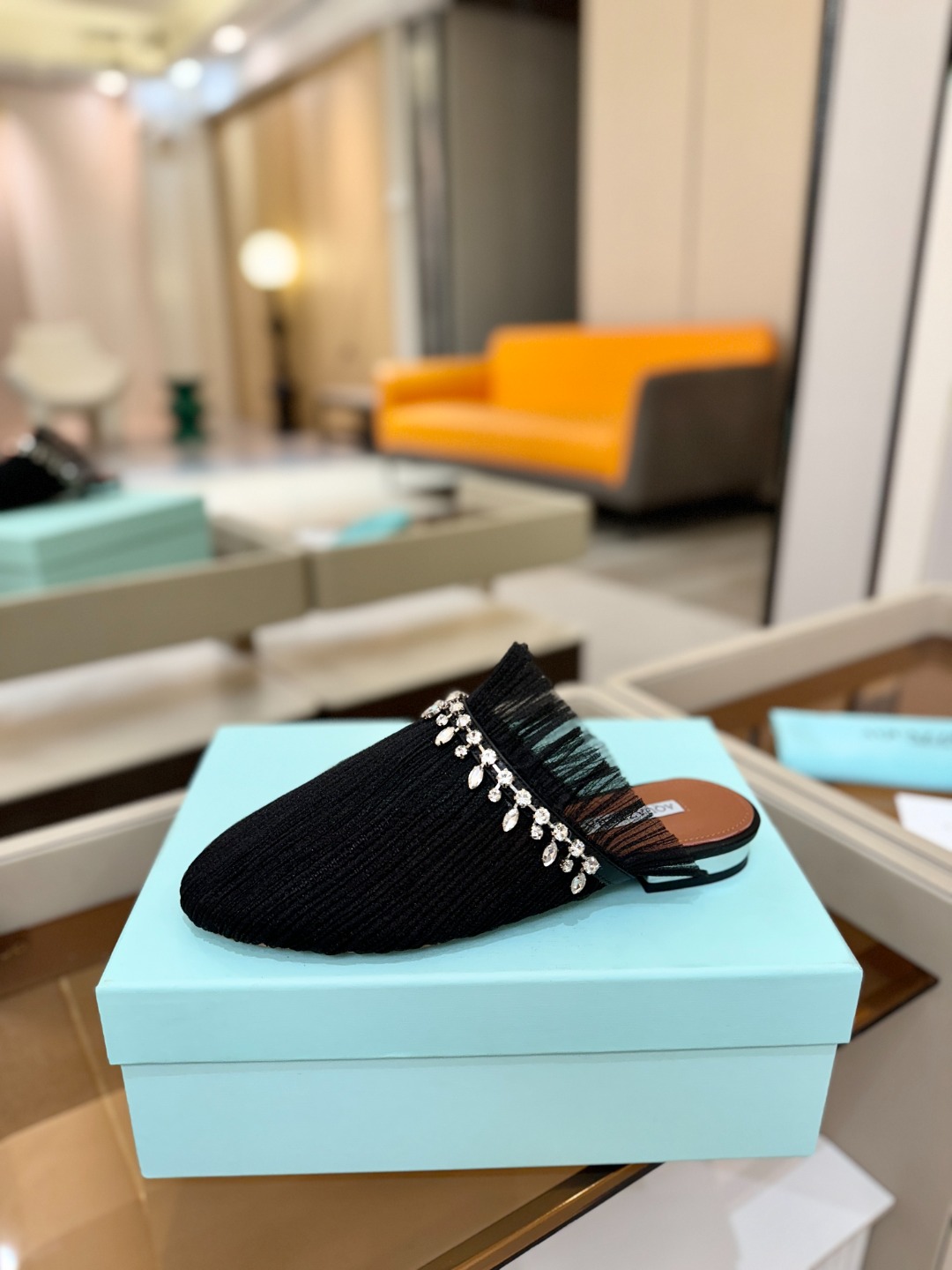 Aquazzura 🍍🍍「不追光，自己织一条星河走路」「他们说高跟才性感，我偏用平底鞋画出光的形状」「低