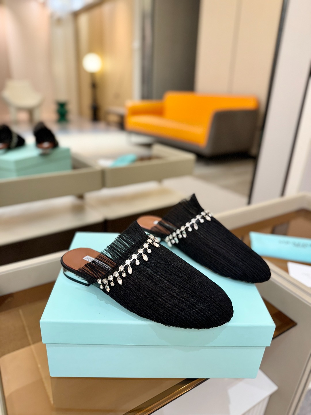 Aquazzura 🍍🍍「不追光，自己织一条星河走路」「他们说高跟才性感，我偏用平底鞋画出光的形状」「低