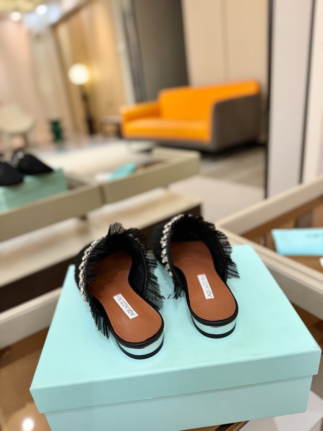 Aquazzura 🍍🍍「不追光，自己织一条星河走路」「他们说高跟才性感，我偏用平底鞋画出光的形状」「低