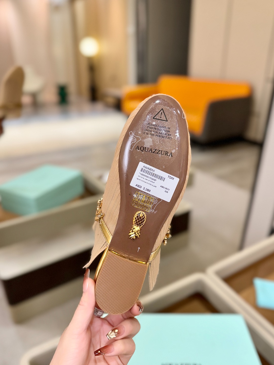 Aquazzura 🍍🍍「不追光，自己织一条星河走路」「他们说高跟才性感，我偏用平底鞋画出光的形状」「低