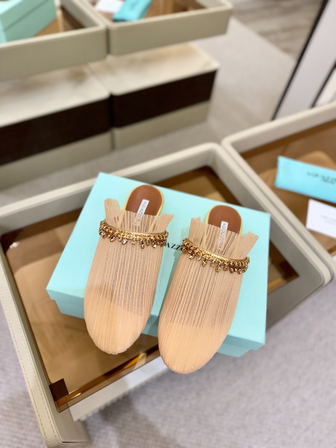 Aquazzura 🍍🍍「不追光，自己织一条星河走路」「他们说高跟才性感，我偏用平底鞋画出光的形状」「低