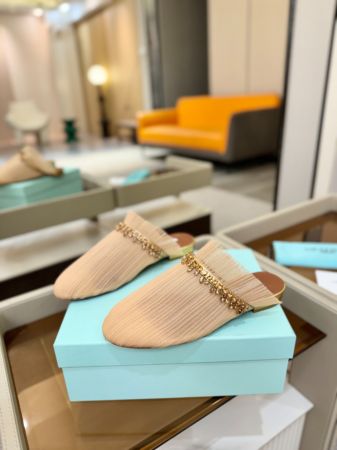 Aquazzura 🍍🍍「不追光，自己织一条星河走路」「他们说高跟才性感，我偏用平底鞋画出光的形状」「低