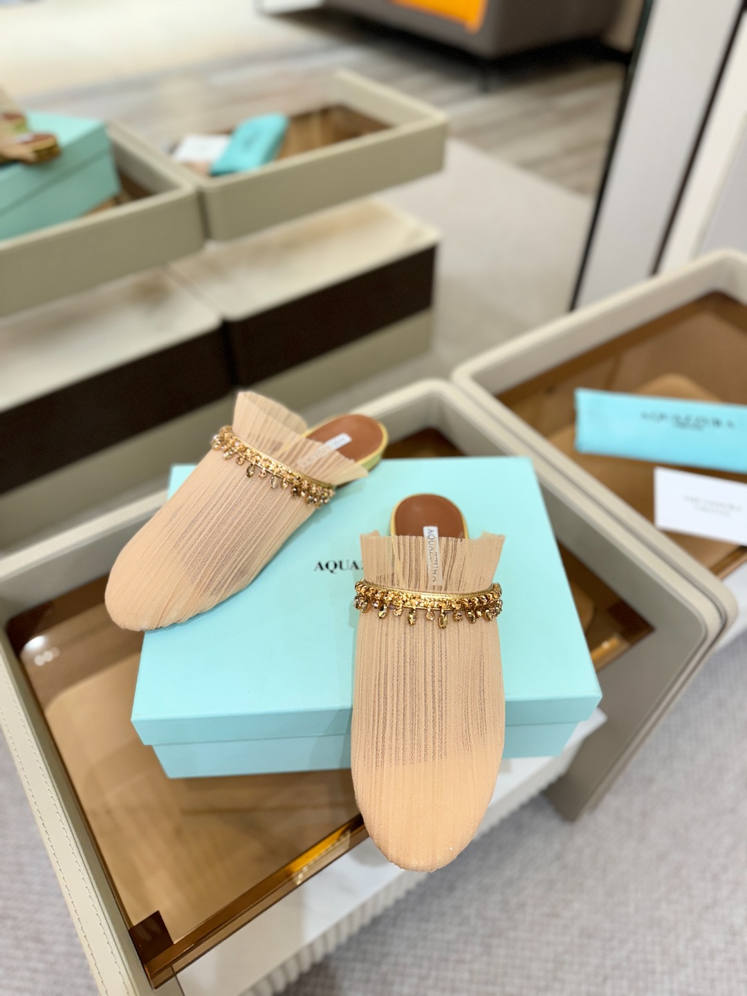 Aquazzura 🍍🍍「不追光，自己织一条星河走路」「他们说高跟才性感，我偏用平底鞋画出光的形状」「低